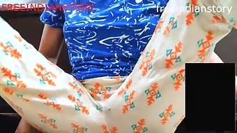 Desi Housewife'S Video Chat With Indian Aunty